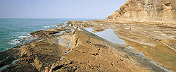 由海浪侵蚀悬崖底部而成的切口，通常出现于浪蚀平台的后面。
