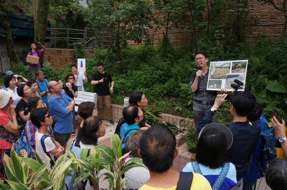 The Geotechnical Engineering Office (GEO) jointly organised a hiking event with the RTHK Radio 1 &amp;amp;quot;Climate Watcher&amp;amp;quot; Programme on 25 May 2019.  The event was overwhelmingly received by over 50 members of the public, with the hiking route along Bowen Road Fitness Trail starting at Bowen Road Garden and ending at Stubbs Road.  The geotechnical engineers provided a guided tour along Bowen Road at which some past natural terrain landslide happened and various Government landslide mitigation measures are located.  We explained the landslide risk in Hong Kong and took this opportunity to promote landslide self-help tips during heavy rains and how to respond positively to our Landslip Warning messages.&quot;&gt;&lt;img src=&quot;/filemanager/event/150/t_20190525_1.JPG&quot; alt=&quot;The Geotechnical Engineering Office (GEO) jointly organised a hiking event with the RTHK Radio 1 &amp;amp;quot;Climate Watcher&amp;amp;quot; Programme on 25 May 2019.  The event was overwhelmingly received by over 50 members of the public, with the hiking route along Bowen Road Fitness Trail starting at Bowen Road Garden and ending at Stubbs Road.  The geotechnical engineers provided a guided tour along Bowen Road at which some past natural terrain landslide happened and various Government landslide mitigation measures are located.  We explained the landslide risk in Hong Kong and took this opportunity to promote landslide self-help tips during heavy rains and how to respond positively to our Landslip Warning messages.