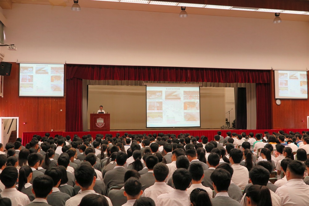 工程师向荃湾公立何传耀纪念中学的同学讲解香港岩洞和地下空间发展。